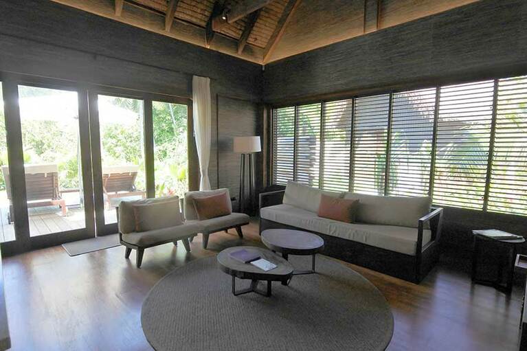 ハイダウェイ・プールスイートのリビング。可動式のシェイドを上げれば、日差しがリビングいっぱいに。