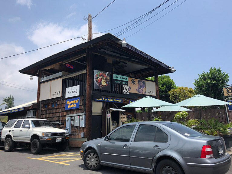 「ベーシック カフェ」はこちらの建物の2階。