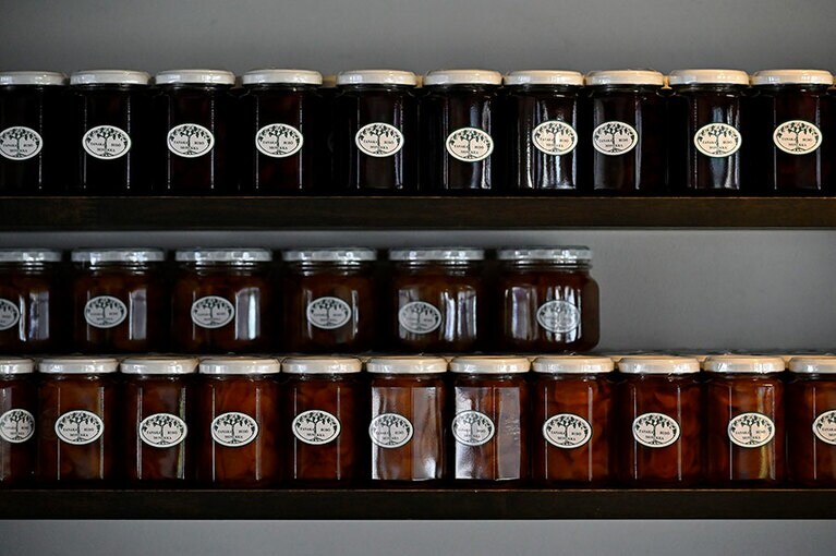 棚にずらりと並んだコンフィチュール。すべて自社農園で栽培されたぶどうを使い、「巨峰」「シャインマスカット×ジン」など、約30品種をラインナップ。完全無添加のナチュラルなおいしさが口に広がります。1個550円～。