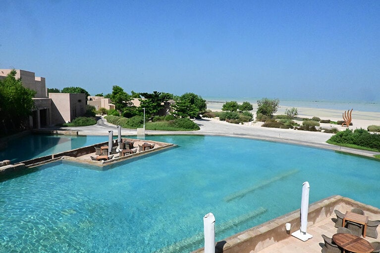 敷地内にはラグーンがめぐらされ、水の景色があちこちに。