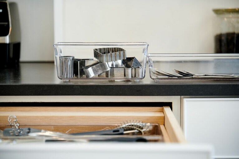 深さは5cmと7.5cmの2種類。かさばるクッキー型などには深いケースを。