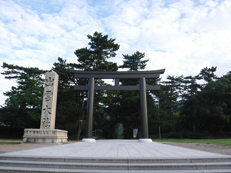 本殿近くに駐車場はあるけれど、せっかくなら大鳥居から参拝をスタート。