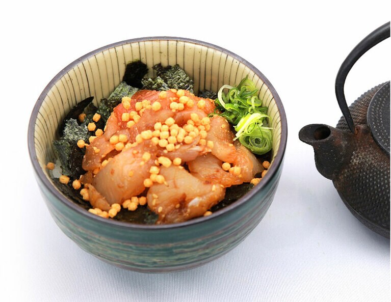 【茶匠清水一芳園 京都本店】〆ご飯として人気の高いお茶漬けまぐろ丼も。1,050円(税込)。