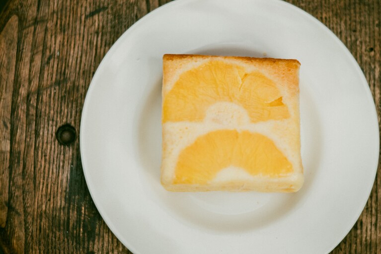 季節限定のパイナップルケーキ 540円。