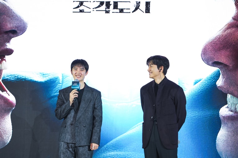 チ・チャンウクとド・ギョンス（EXO D.O.）。© 2025 Disney and its related entities