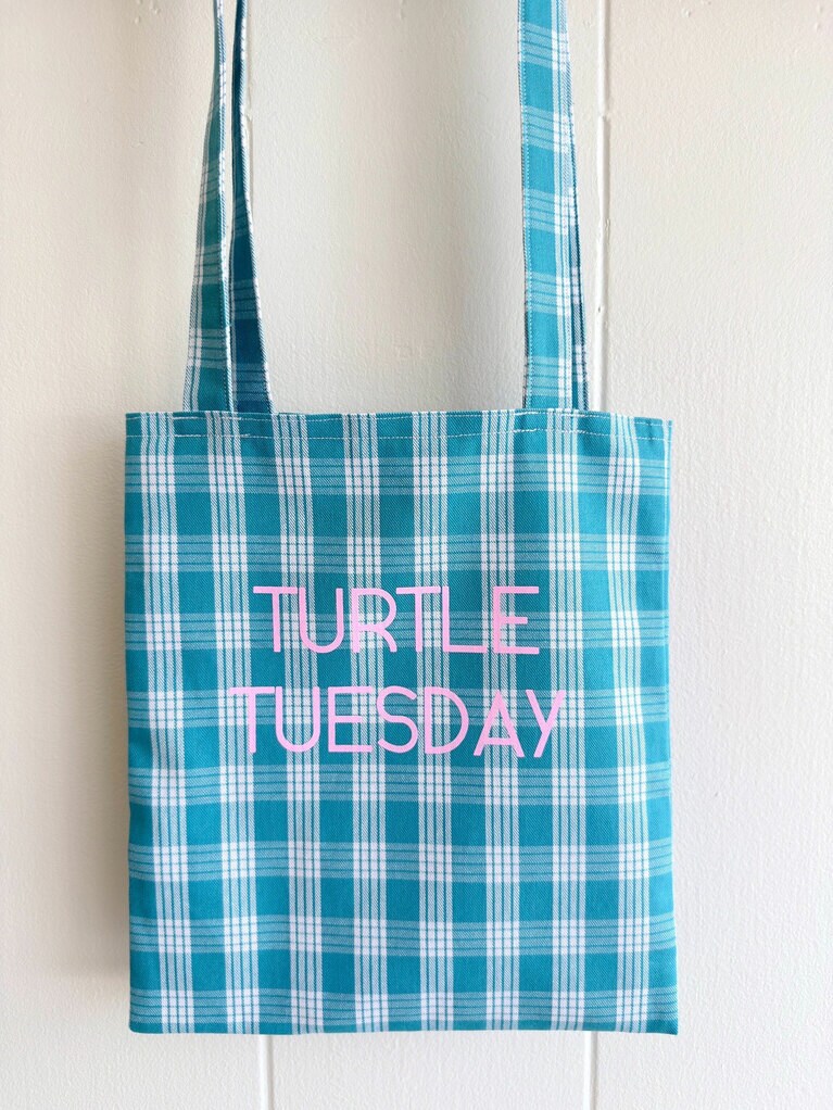 新作ウィークリーバッグは、英字ロゴを組み合わせたプリントもツボ。