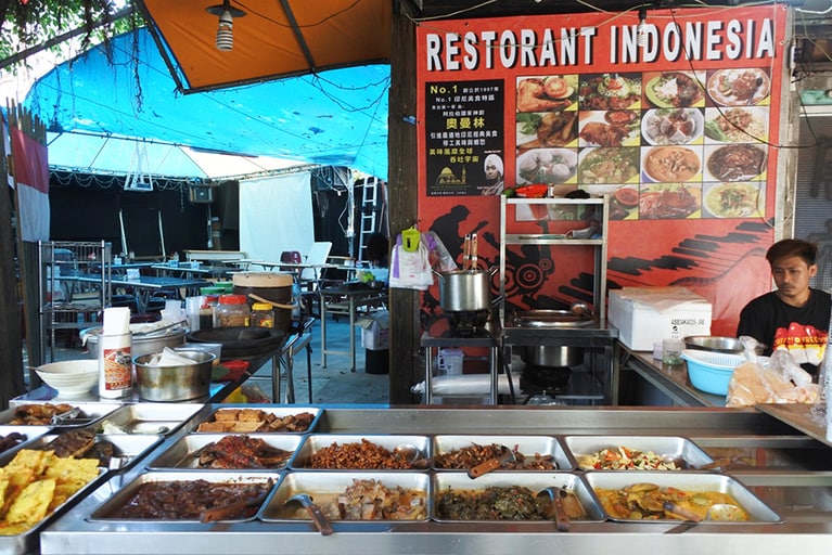 ほとんどの店がテント式となっています。