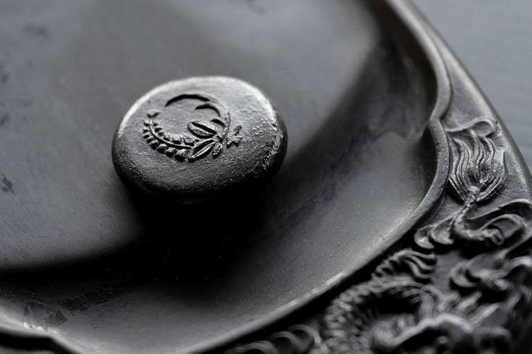 墨匠・長野睦氏による、手作りホテル紋章入り「奈良墨」などの特典が付いた、開業記念宿泊プラン〈古都コレクション〉は、2023年12月22日まで。1室135,752円～（2名利用）