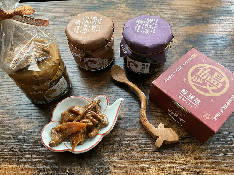 左から、「素焼きのアヒージョ」(白胡麻付き)1,300円、「鰻内蔵の白みそ漬け」(小皿に盛ったものも)900円、鰻の佃煮」900円、「鰻蒲焼缶詰」1,900円。うなぎスプーン1,000円。