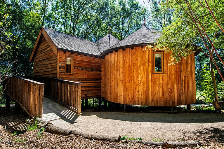 “ツリーハウス”はキッチン、露天風呂付き。家族4人で宿泊できる(1泊 629ポンド～)。