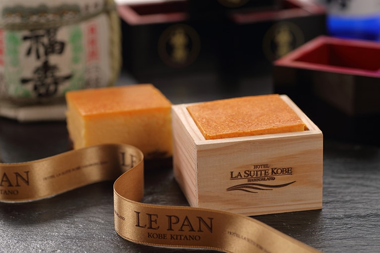 日本一の酒どころ『灘五郷』の酒粕ベイクドチーズケーキ 825円。