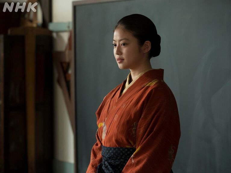 「日本は戦争に負けました」 「先生は間違うていました……ごめんなさい……」と子どもたちに謝るのぶ（NHK『あんぱん』Xより）