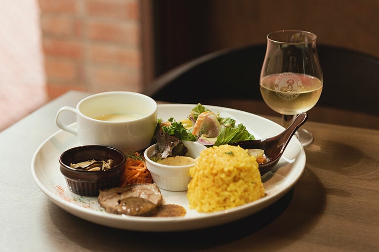 日替わりワンプレート 1,500円。ハーフ(1,100円)も可。ランチタイム11:00～15:00の提供。この日は豚のポルケッタ(ハーフ)、ピクルス、キャロットラペなど、ビシソワーズが乗ったプレート。