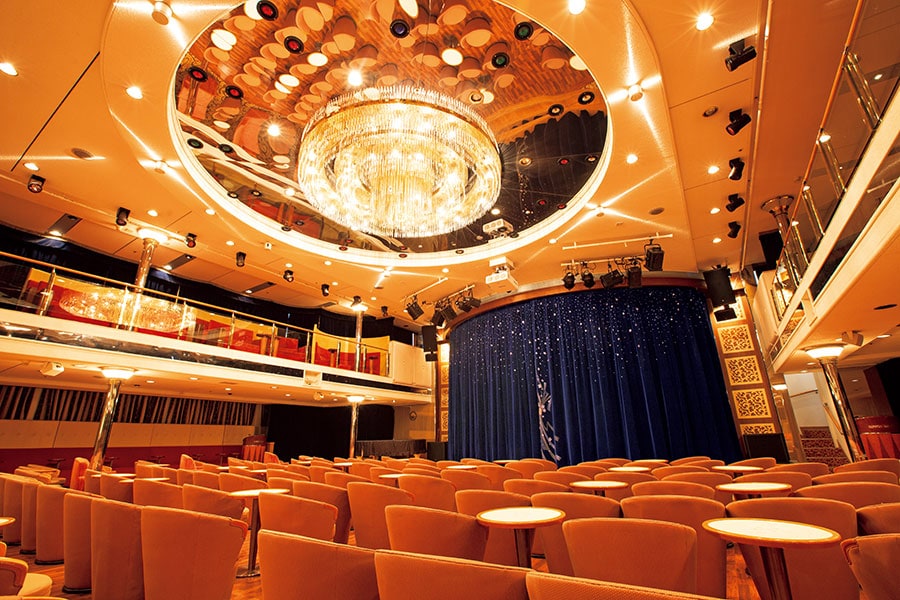 コンサートやショーが開催される2層吹き抜けの「ドルフィンホール」。