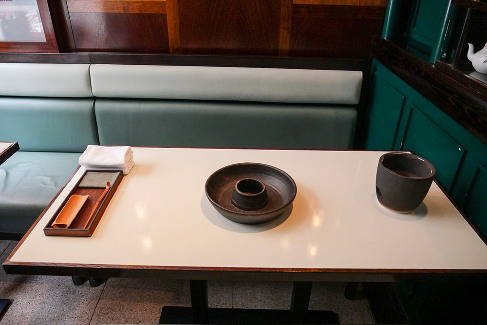 テーブルには、慣れない身にはなにに使うのかひと目ではぴんとこない竹製のお道具。