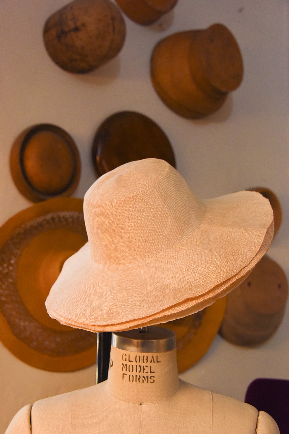 夏に向けて製作中の折り畳み可能なパナマ帽。