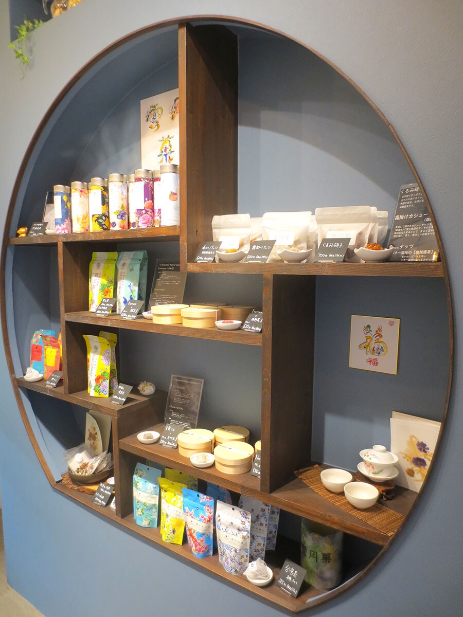 クッキーやナッツ菓子と台湾茶が並ぶ茶飾棚。お客様をもてなすという意味があるそう。