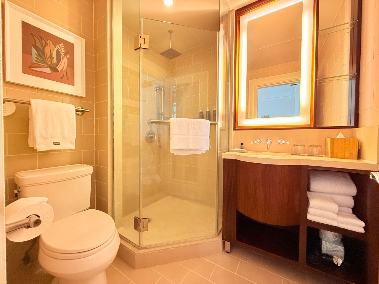 バニヤンウィングの客室の洗面、シャワー、トイレ。