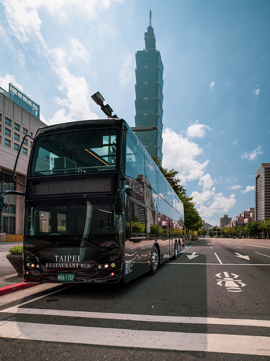 台北101を背景に走行する台北レストランバス。（写真提供：TAIPEI RESTAURANT BUS）