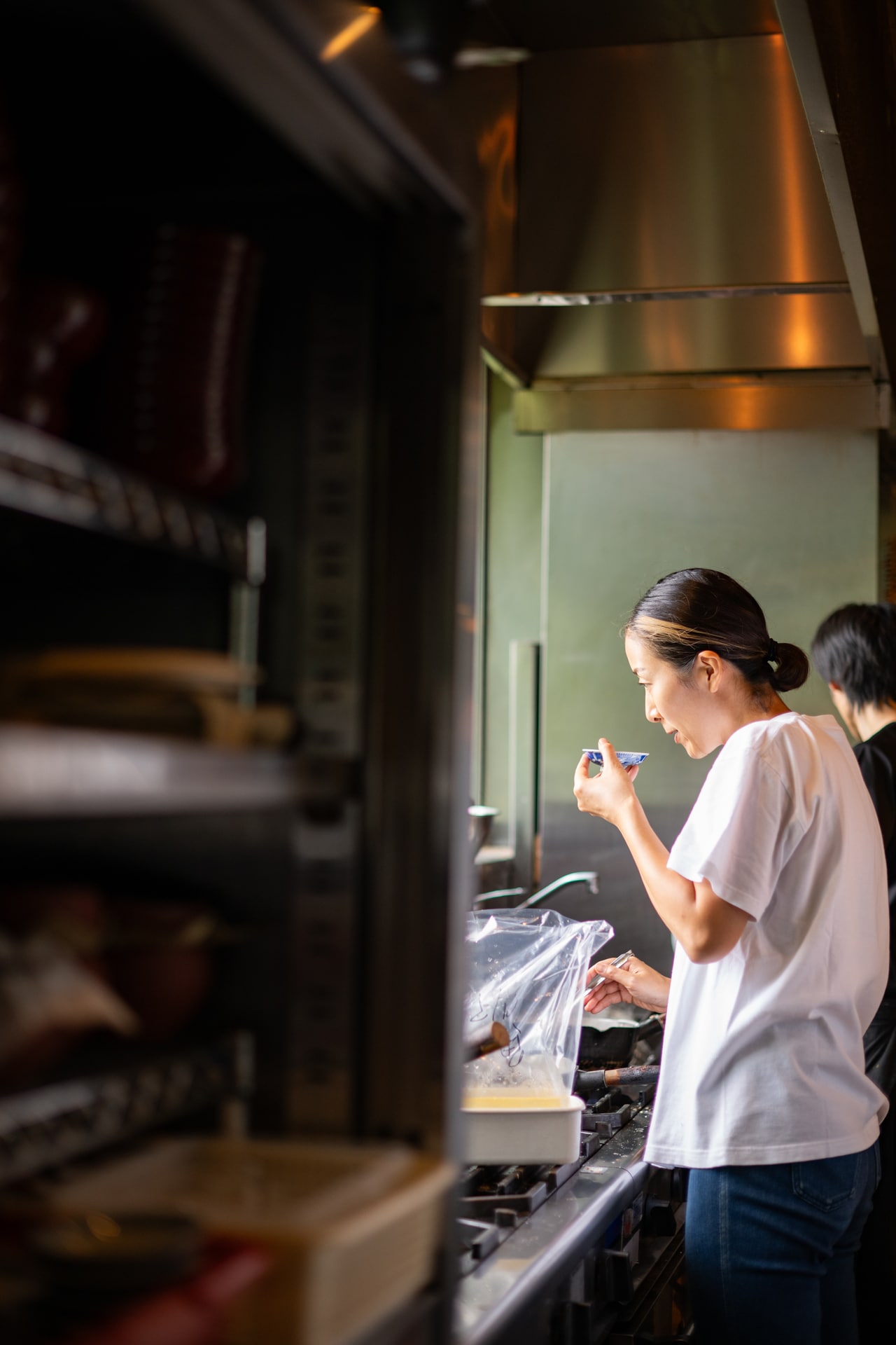 決まったレシピのない厨房では、その日仕入れた食材をもとに、即興で新しい料理を日々生み出しています。