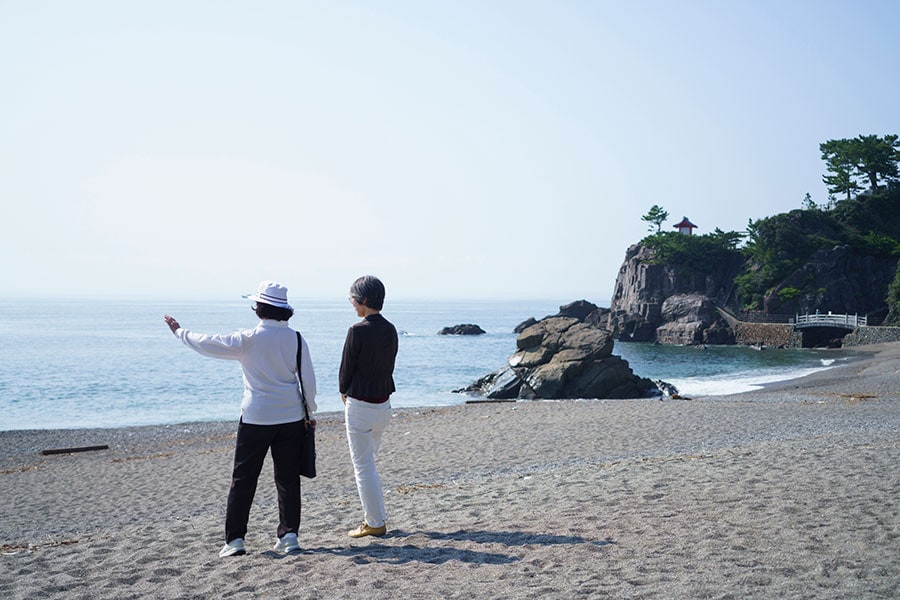 龍馬が愛した桂浜から雄大な太平洋を眺める。高知を代表する観光名所。