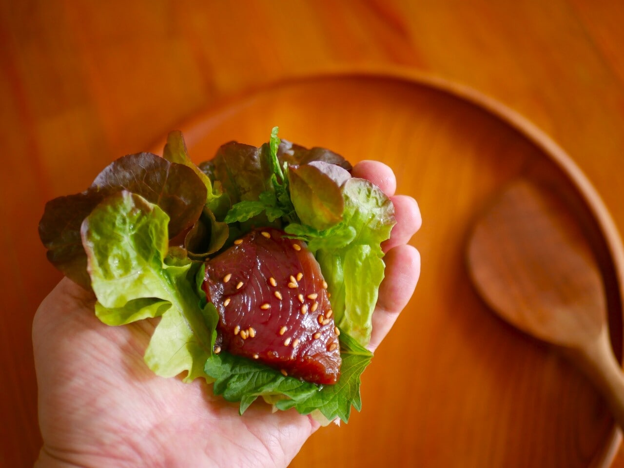 ヅケにしたかつおをレタスと青じそで巻いて食べる……うまいッ。