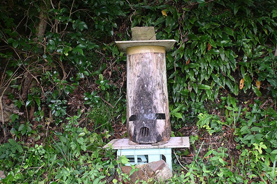 道路の脇に置いてある、昔ながらの養蜂の巣箱。詳しくは次回に……。