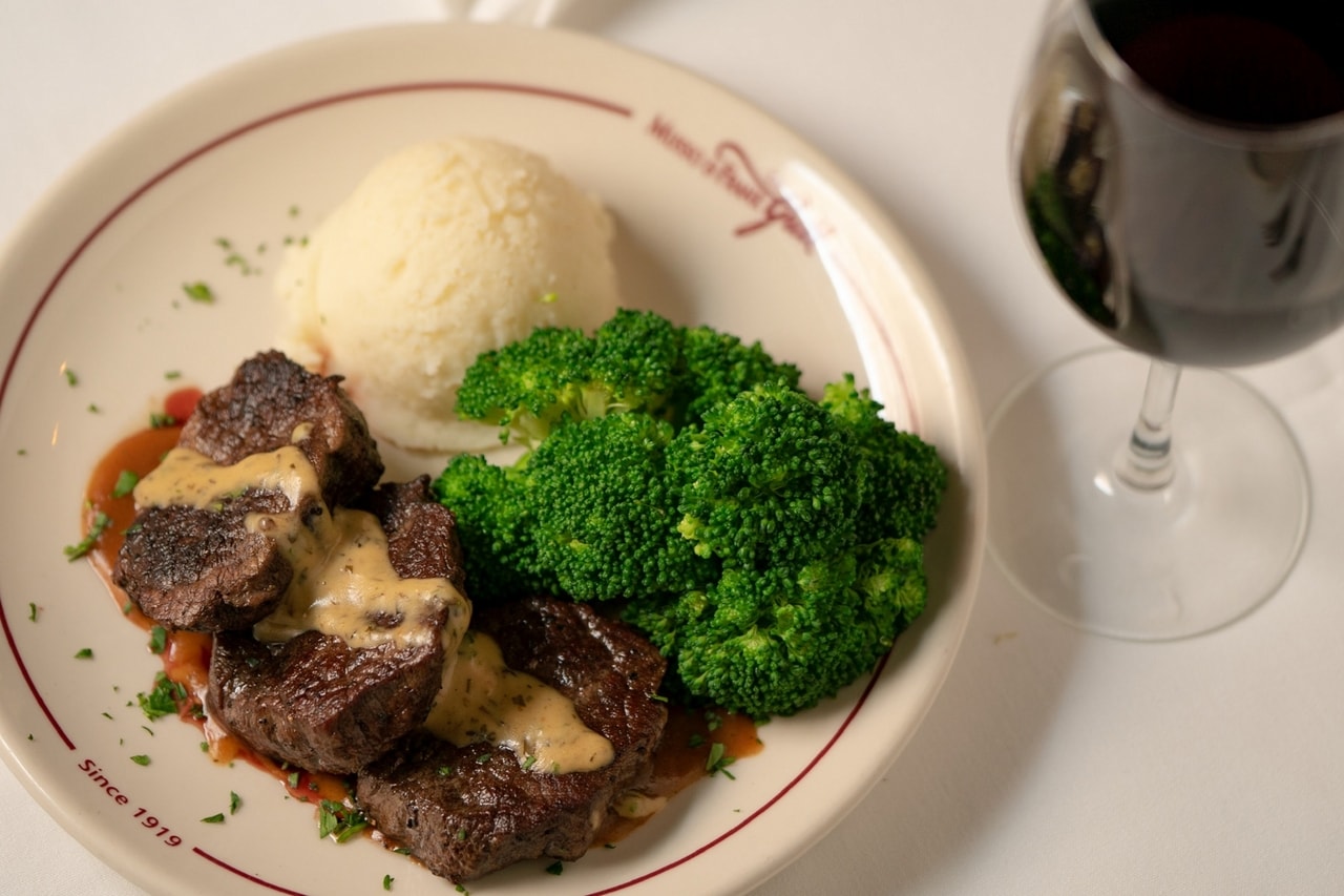 現在も1934 年から受け継がれている伝統のグリルで焼き上げられている。©The Musso and Frank Grill 2026