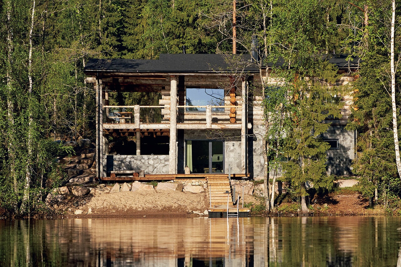 伝統的なフィンランドのログハウス“ヴィラ・ユハニ”。目の前が湖なのでサウナの後、水に浸かりリフレッシュできる。©Hawkhill Cattage Risort