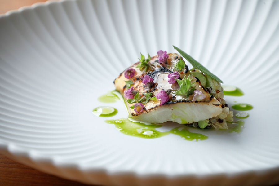 シグネチャーレストラン「八坂」では、フランス料理の技を取り入れた、新しい鉄板料理を。