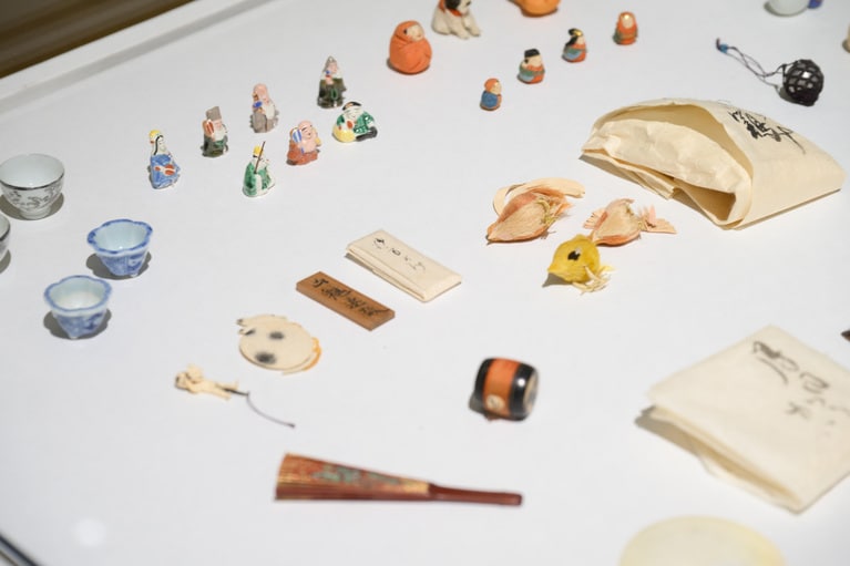 特別展「江戸☆大奥」会場写真。和宮手廻り小物（部分） 静寛院宮（和宮）所用 江戸時代19世紀 東京・公益財団法人 徳川記念財団蔵　撮影：平松市聖