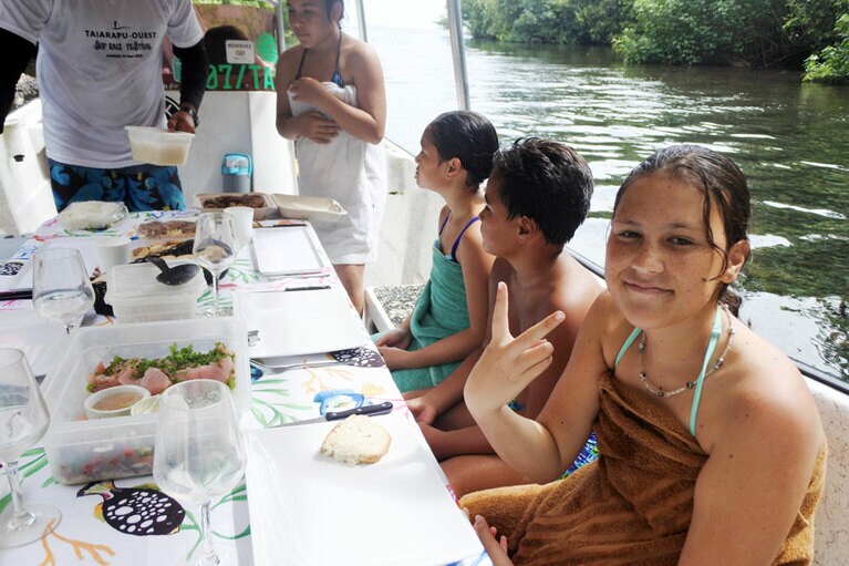 タヒチボートエクスカーション＆サーフの一日ツアーでタヒチ・イチ島の秘密のビーチーへ。