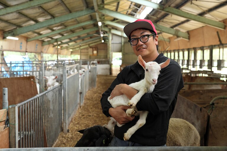 代表の中村悠基さん。主にヤギの飼育と果樹栽培を担当。