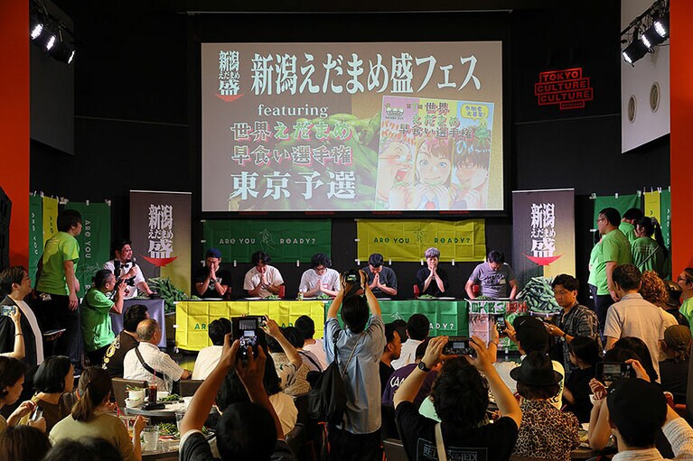 第１部に参加した女性の中でトップの93グラムを記録した「あー」さん（右から2番目）。初出場だったが、地元が新潟ということもあり、「いつも通りの食べ方で、気づいたら女性トップの記録になっていた」と振り返る。