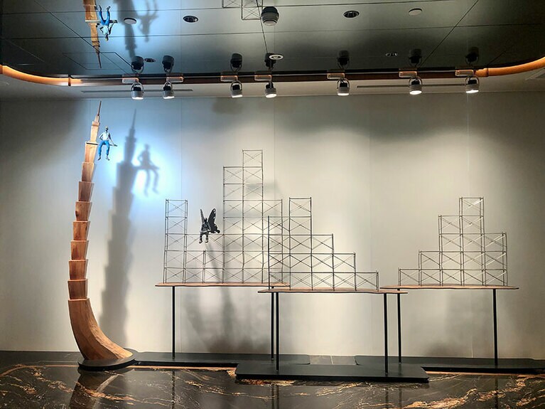 台北101ビルをモチーフにした木製アートは、台湾先住民族アーティストの作品。