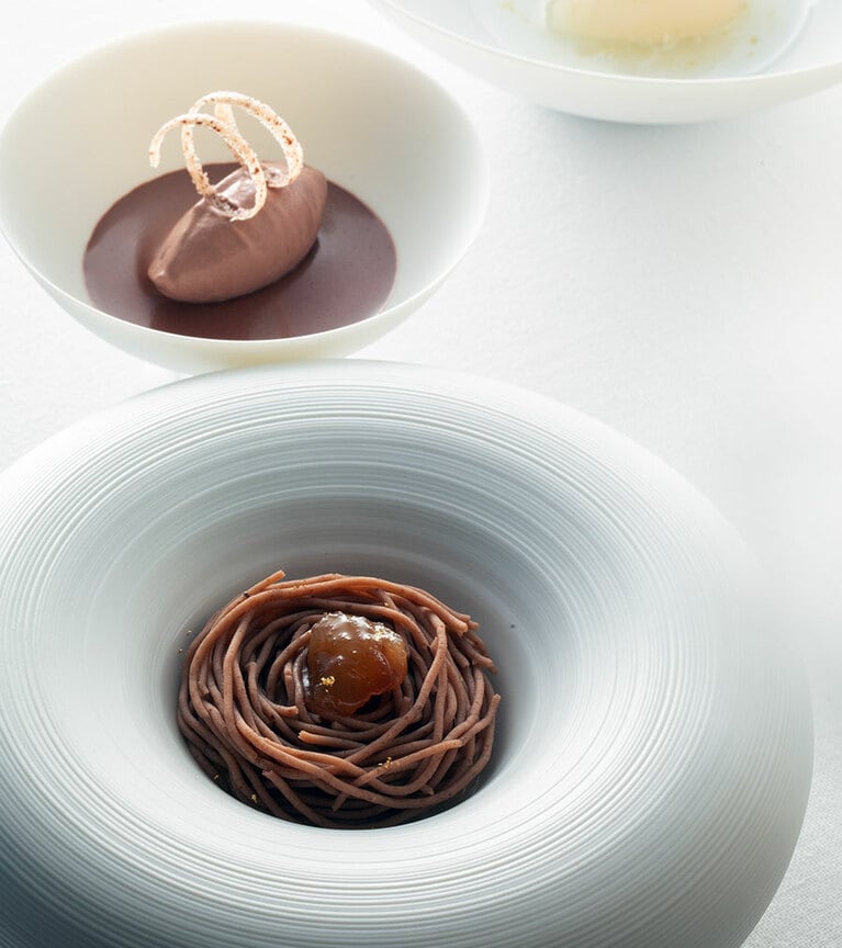 ティラミス風モンブランと、コロンビアチョコレート2種の水で作られたガナッシュ。