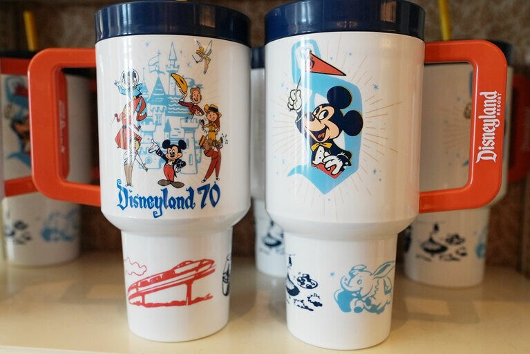 パークオープン当時をモチーフにしたレトロデザイングッズ。