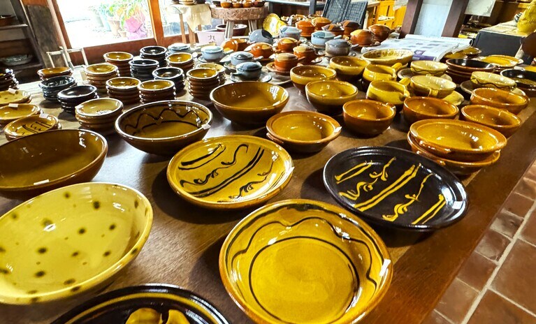 地元で採取される石を原料とした黄釉、藁灰からつくる深い紺色のような海鼠釉が特徴的。