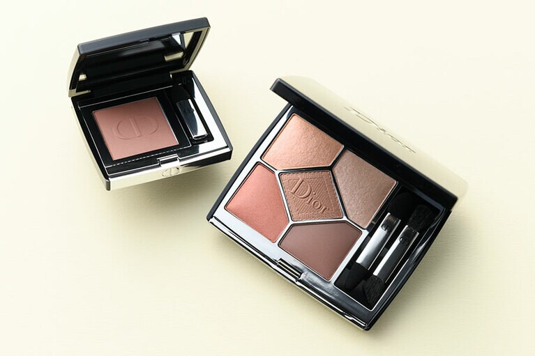 右から：サンク クルール クチュール (429 トワル ドゥ ジュイ) 8,360円、モノ クルール クチュール (763 ローズウッド) 4,180円／パルファン・クリスチャン・ディオール(2021年6月29日[火]より公式オンライン ブティックにて先行発売開始、7月2日[金]全国発売)