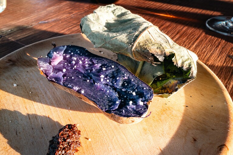 「越冬ジャガイモの芋　朴葉焼き」芋の自然な甘みにじわじわと嬉しさが込み上げる。（撮影：石川博也）