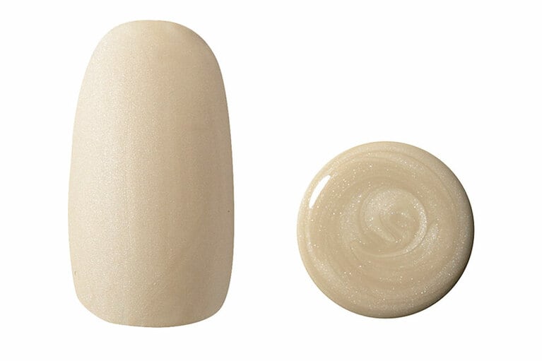 103 Yoin(余韻)は、ホワイトだけどカーキやゴールドのニュアンスを含んでいて、可愛いというよりモードでカッコイイ印象のシェルホワイト。