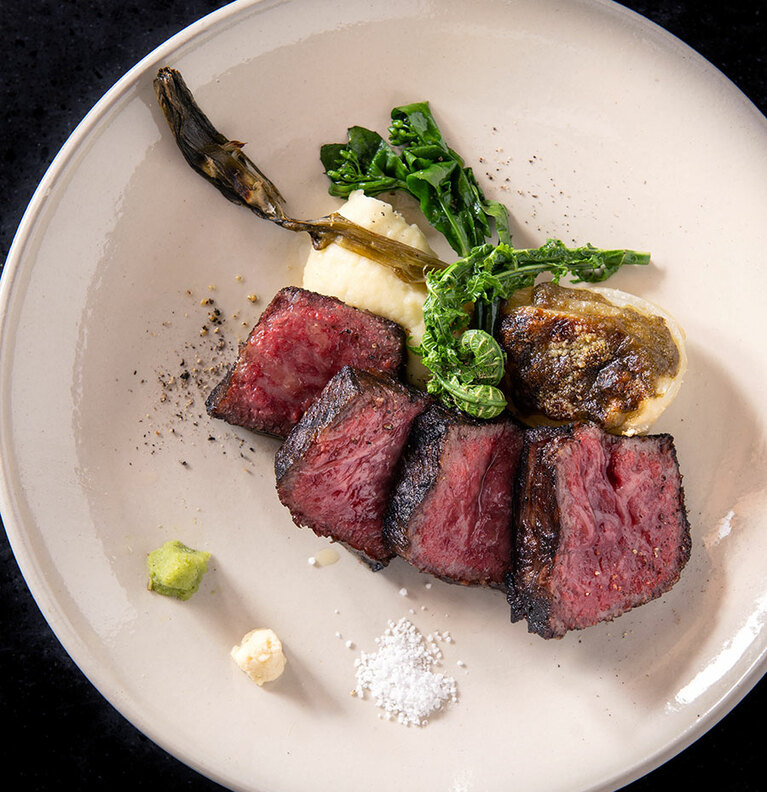 燻香をまとわせ風味を引き立たせた“しまね和牛の薪火グリル” 150g 3,600円～。