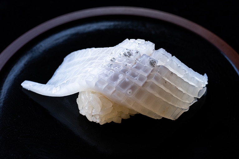 握りの名作「イカのワタ入り」200円。初夏はスルメイカ、秋はアオリイカ、冬はヤリイカを中心に提供。
