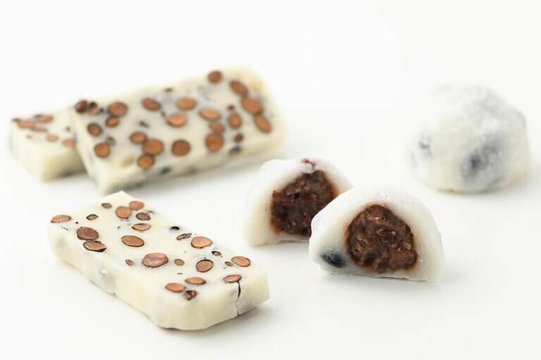 左から：豆板餅 460円(5枚入)、冷凍塩豆大福 695円(5個入)／豆餅すゞめ近江町市場店