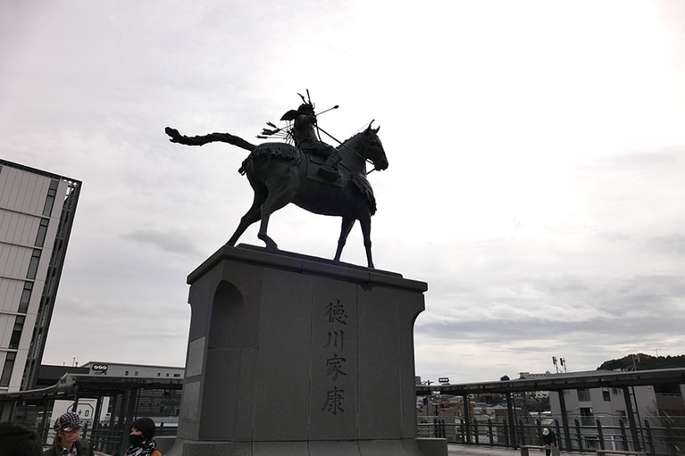 巨大すぎる家康公の騎馬像。誰かに似てる？