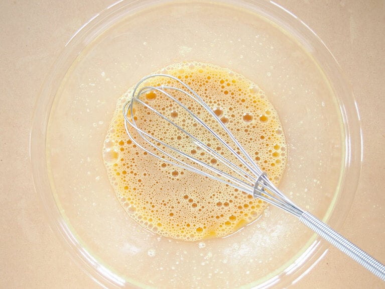 (1) ボウルに［A］の食材を入れてホイッパーでよく混ぜ合わせます。