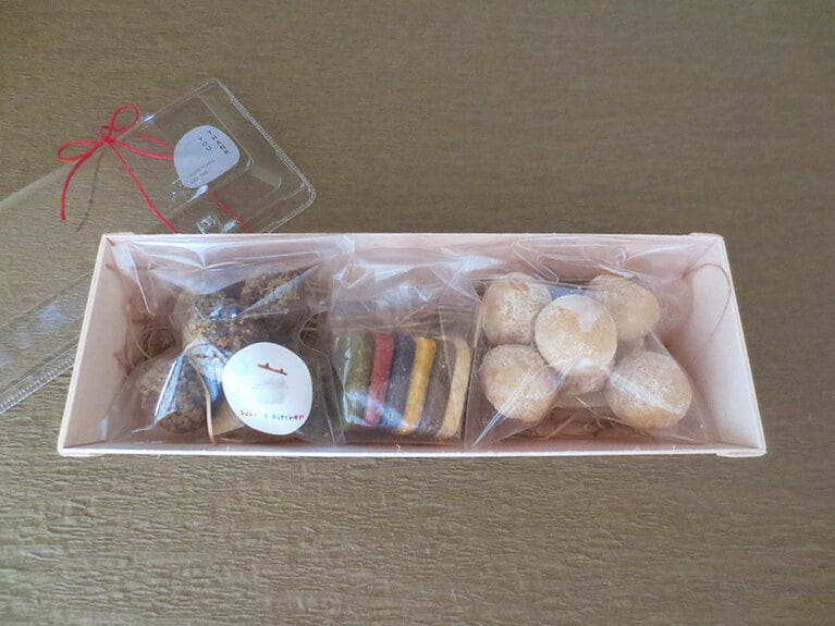 「米粉の焼き菓子set」860円。スノーボール、チョコレートクリンクル」「カラフルクッキー」の詰め合わせ。個別でも買えます。