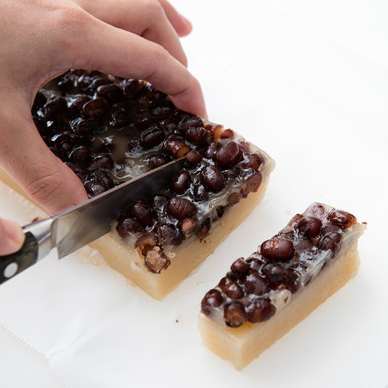 ぬらしたペティナイフで食べやすい大きさに切る。