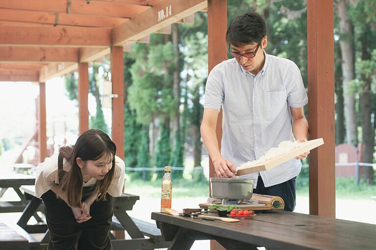 「こんなに簡単にできるんですね」と興味津々の山田さん。