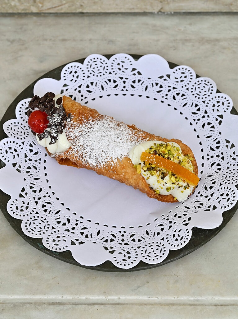 “カンノーロ”は、バディア・ヌオーヴァ修道院で現在のレシピが確立。3ユーロ。